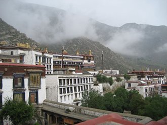 Los palacios de Lhasa, rodeados de los picos del Himalaya (Crédito: Greg Walters)